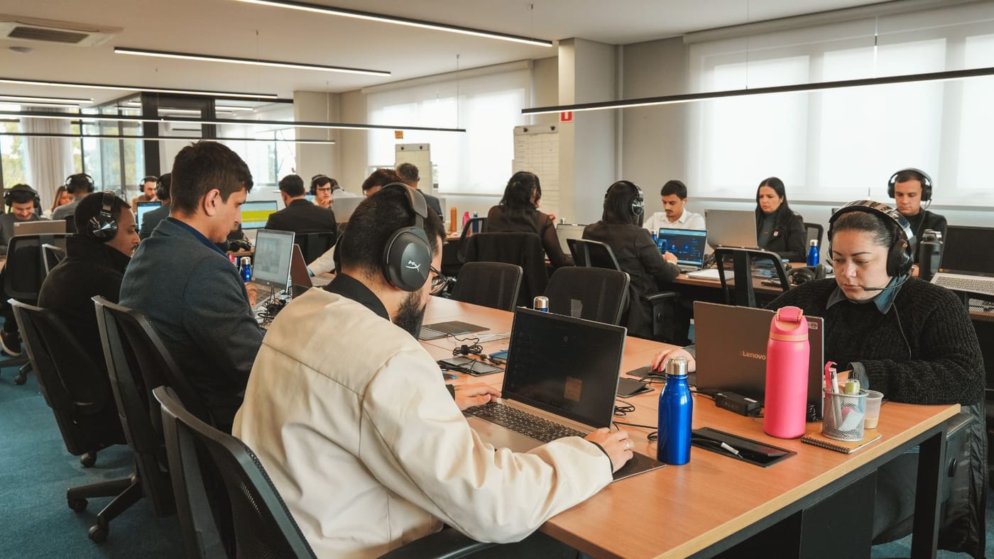 Equipe da Monetali durante a jornada de trabalho no escritório