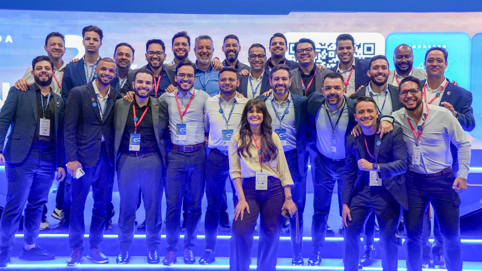 Time da Monetali reunido no palco ao fim do congresso