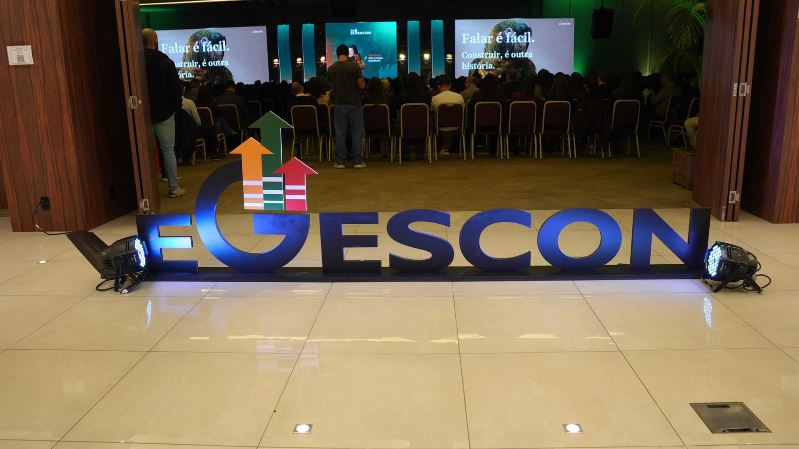 Entrada do 9º EGESCON, com o auditório lotado ao fundo