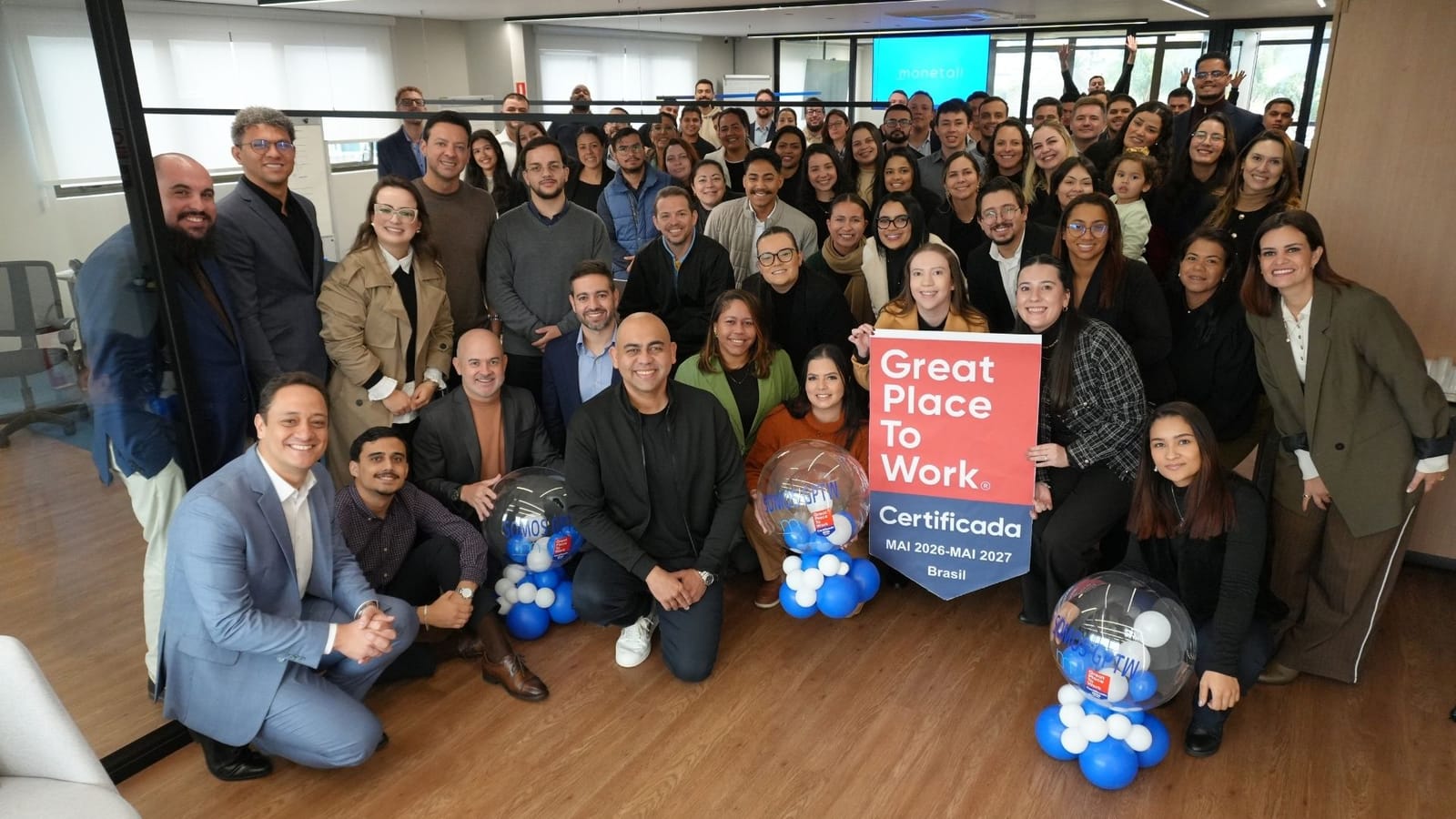 Equipe da Monetali reunida com o selo Great Place to Work